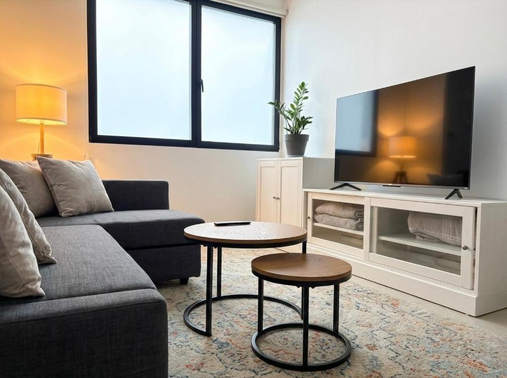 Across from the Turia Modern City Stay - 2