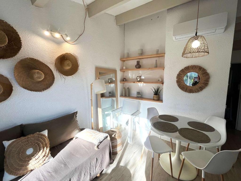 Villa mitoyenne T2 climatisée avec piscine et parking, vue pinède - FR-1-607-237 - 2