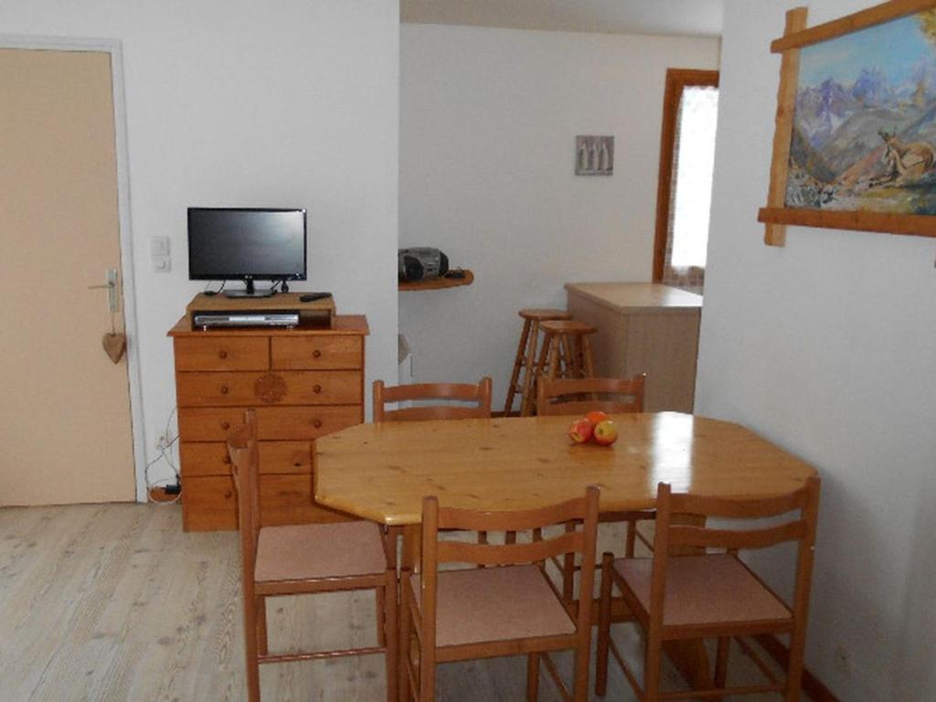 Chalet confortable avec terrasse à Guillestre - API-1-52-1385 - 2
