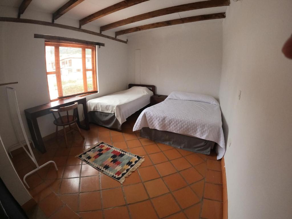 Habitación Familiar con Luz Natural y Vista a las Montañas - 4
