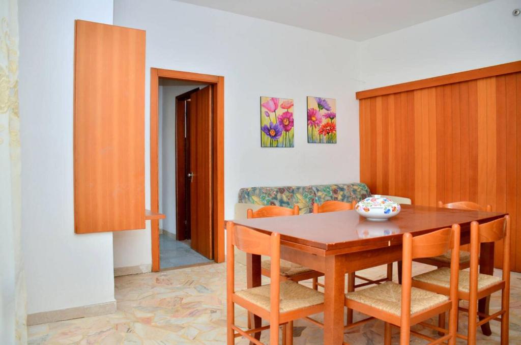 Semi-detached villa with large private garden - 2