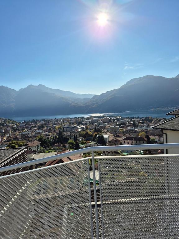 Lake view apartment and private covered parking space- La Terrazza di Jo - 5