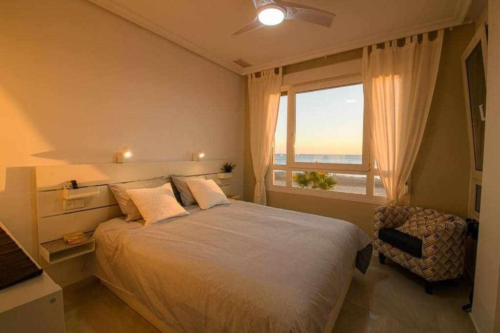 Preciado apartamento con vistas frontales al mar - 4