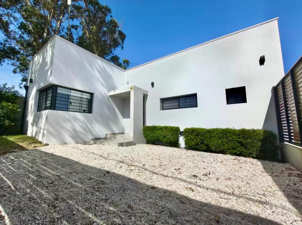 Exclusiva Casa Estilo Campo con Cochera y Asador - 2