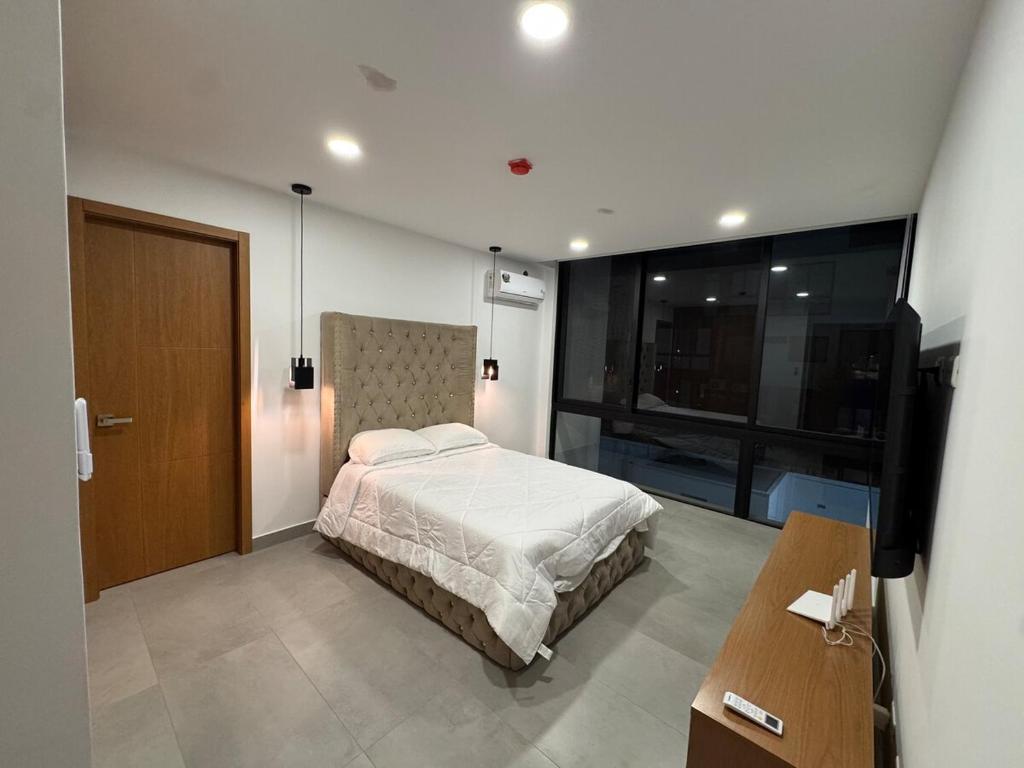 Modern Isla Mocoli Retreat - Cinema by, Pool & Gym - 4
