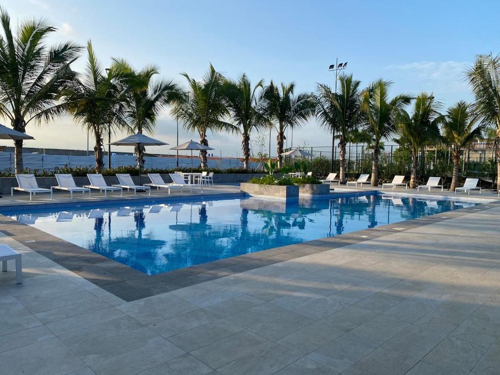Modern Isla Mocoli Retreat - Cinema by, Pool & Gym - 5