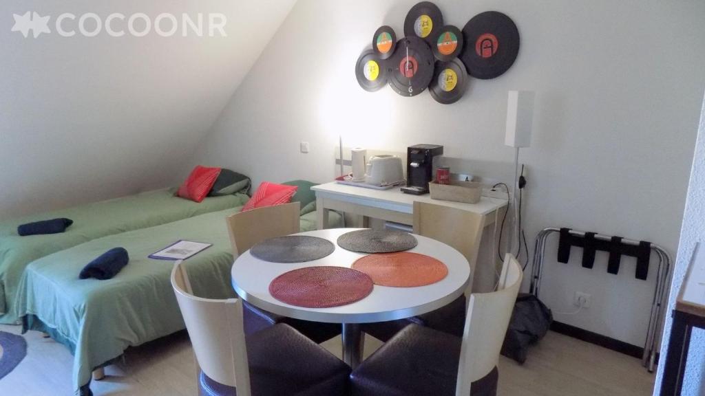 Grand studio 4 personnes bien placé gare , sanctuaire ,centre ville - 2