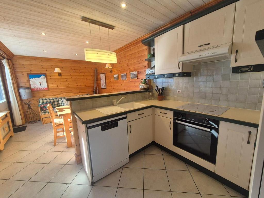 Appartement rénové avec balcon, proche pistes et commerces, animaux acceptés - FR-1-502-510 - 3