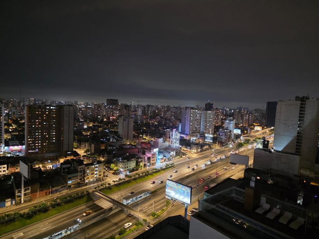 Lujoso departamento y céntrico en Lima - 2