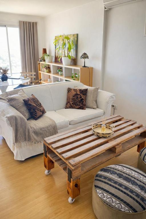 Amplio y Luminoso departamento con cochera - 1