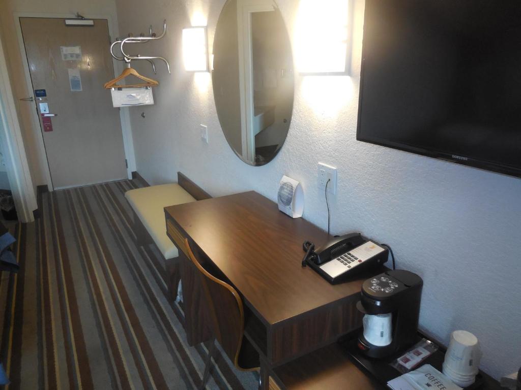 Super 8 By Wyndham Sault Ste. Marie photo