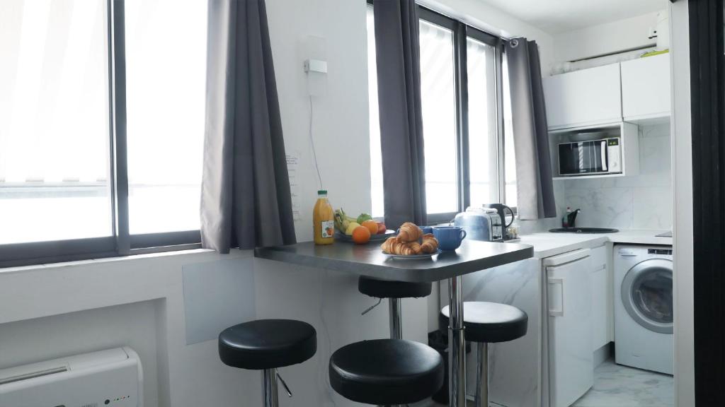 Arc de Triomphe & Trocadéro Square - Paris Vacation Rentals - 2