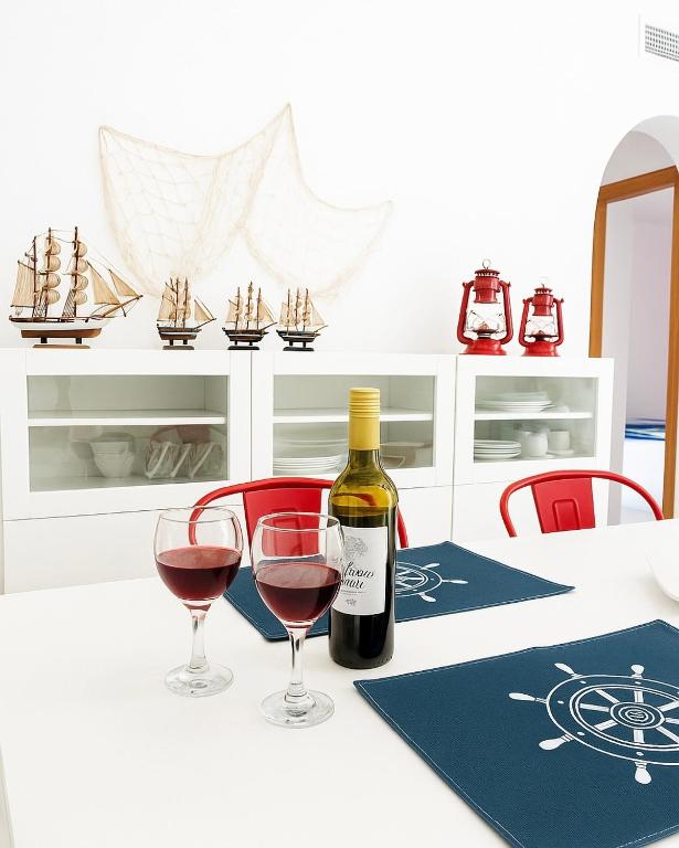 Gran terraza con vistas al mar, piscina y parking privado - 4