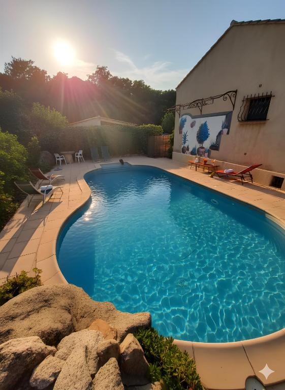 studio 1 pièce 16 m2 climatisé 2 personnes piscine partagée - 1