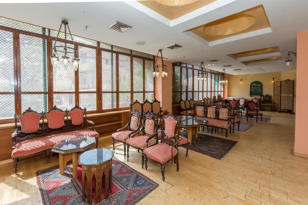 Shared lounge/TV area