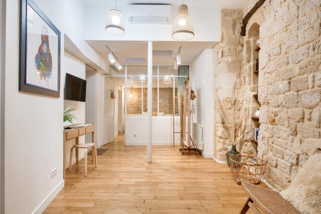 New Stunning 4 Bdrs Apt, With AC – Le Marais - 3