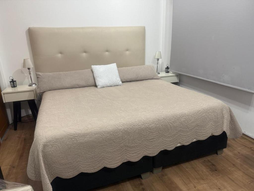 alquiler departamento por dia semana mes en Almagro a pasos de Avenida Corrientes hasta 2 personas comodas wifi balcon Se solicita Seña y Número de contacto - 4