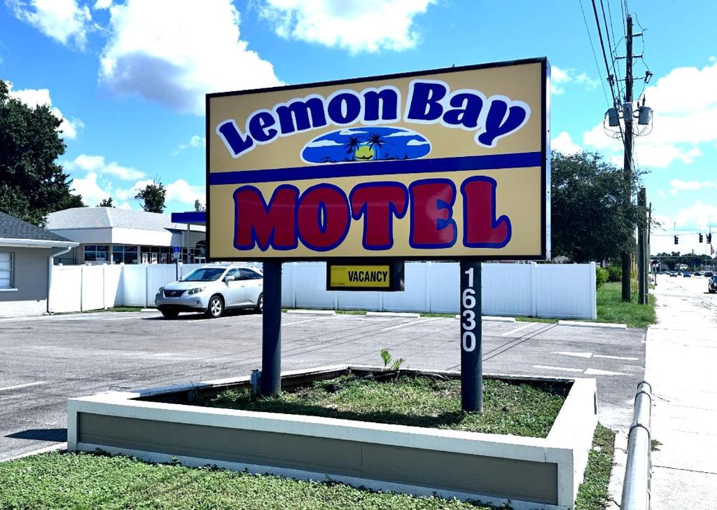 Lemon Bay Motel 외관