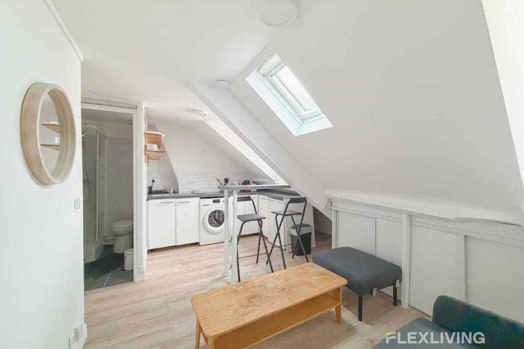 Grand studio confortable et lumineux Paris 10e - 1