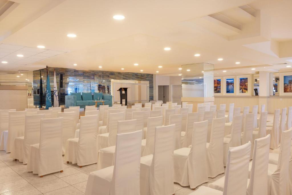 Alua Tenerife — Hotel building in Puerto de la Cruz, Canary Islands