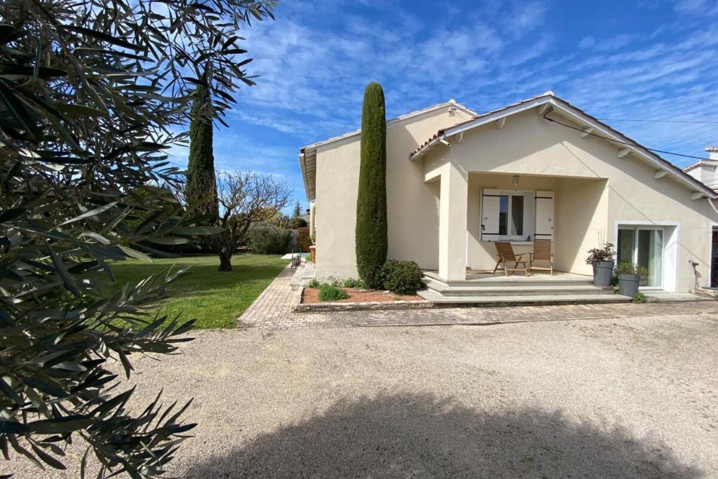 Family villa with garden and pool - 1