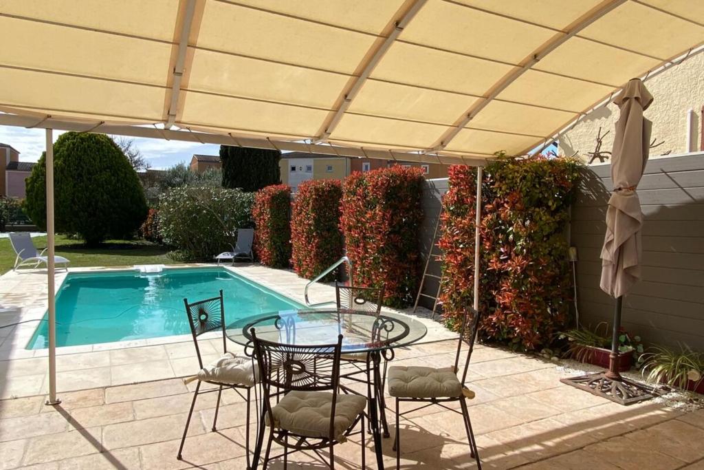 Family villa with garden and pool - 3