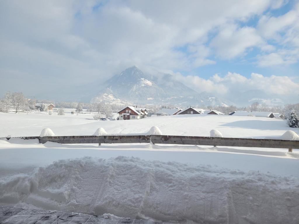Allgäu Living l Luxus Chalet im Allgäu - Zirbenholz Schlafzimmer - Terrasse mit Bergblick - Infrarotkabine - 3