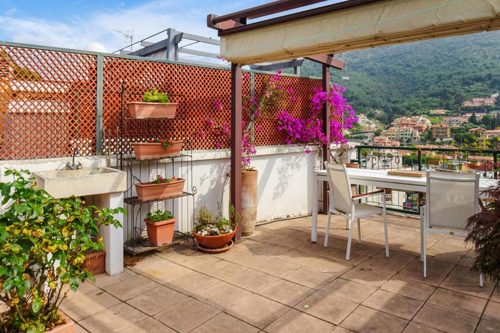 Lisa's Stylish Top Floor Flat & Double Pool - 3