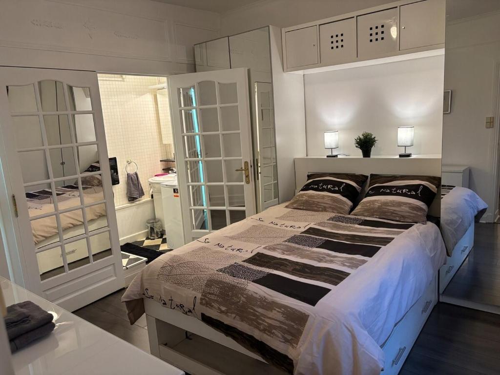 Charming Parisian pied-à-terre! - 2
