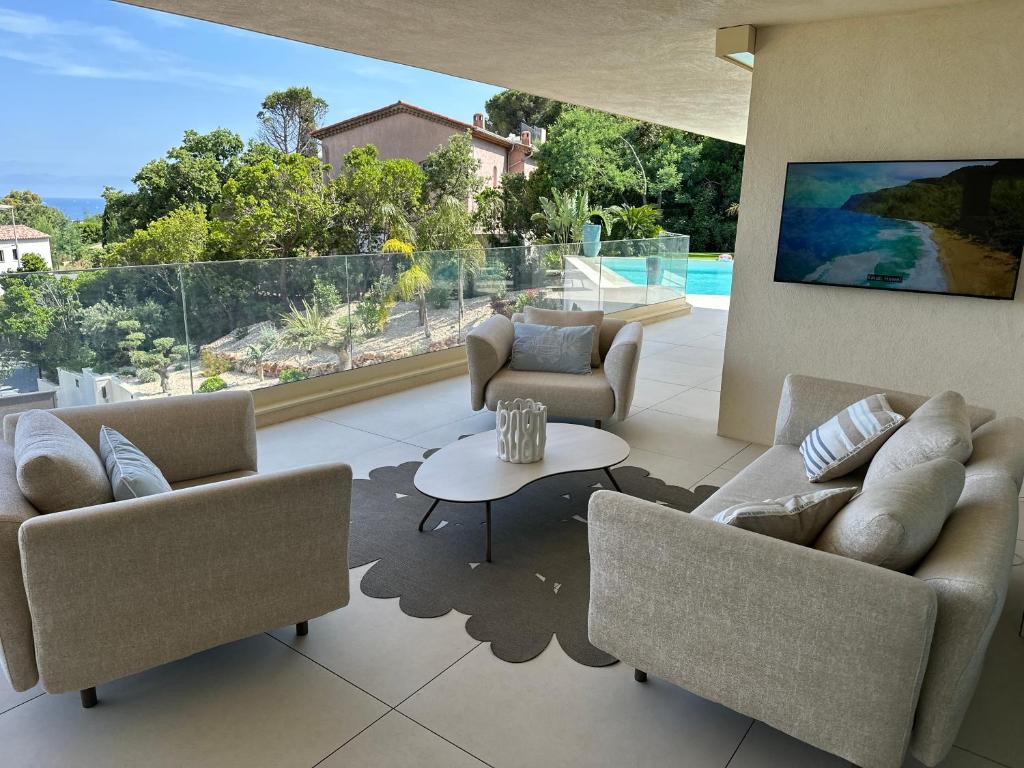 Villa Les Issambres, piscine débordement, vue mer - 2