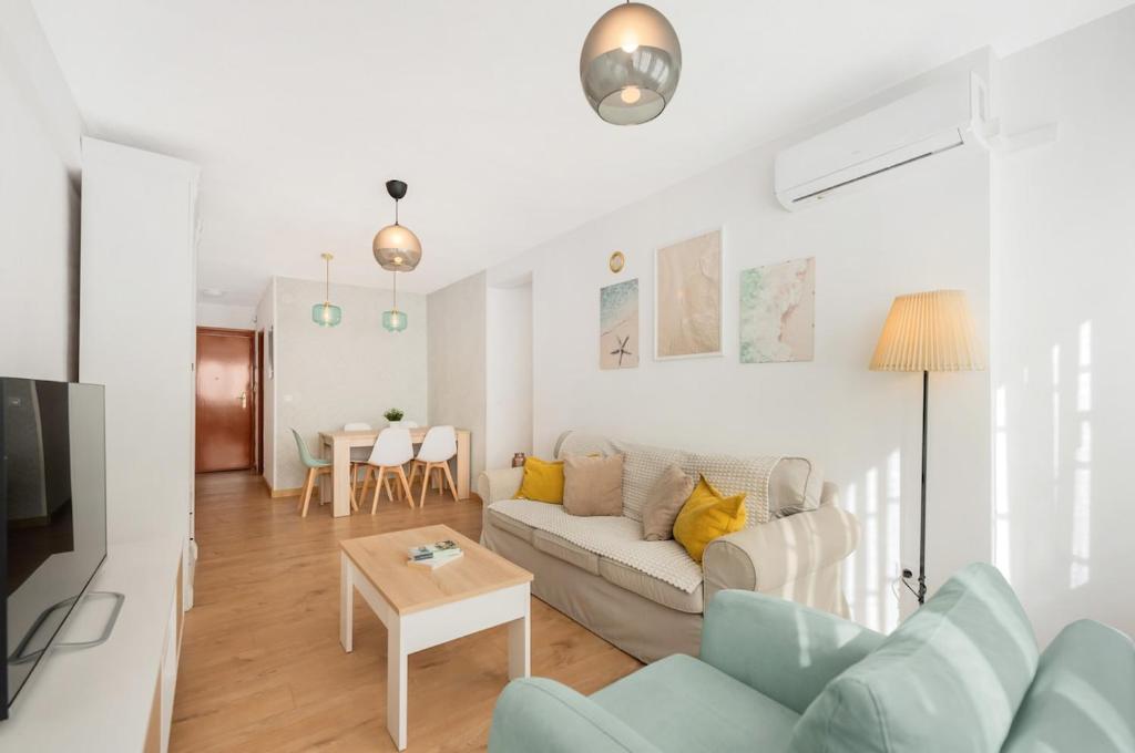 Bright & Spacious Apartment Near the Beach - 1