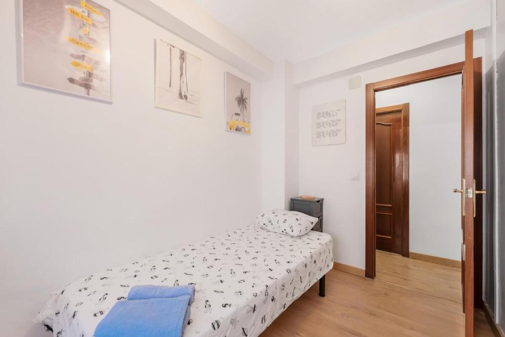 Bright & Spacious Apartment Near the Beach - 3