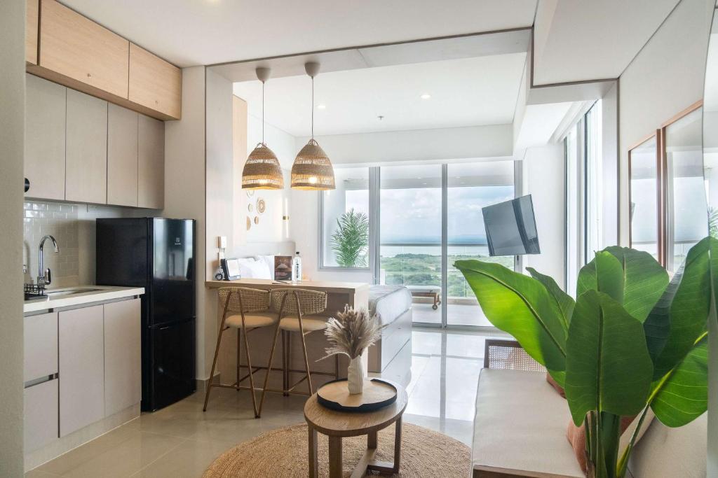Elegant Beachview 1BR with Balcony in Crespo - 1