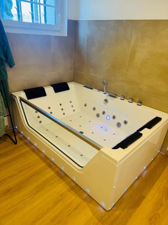 Love Room Jacuzzi Privatif à Martigues - 4