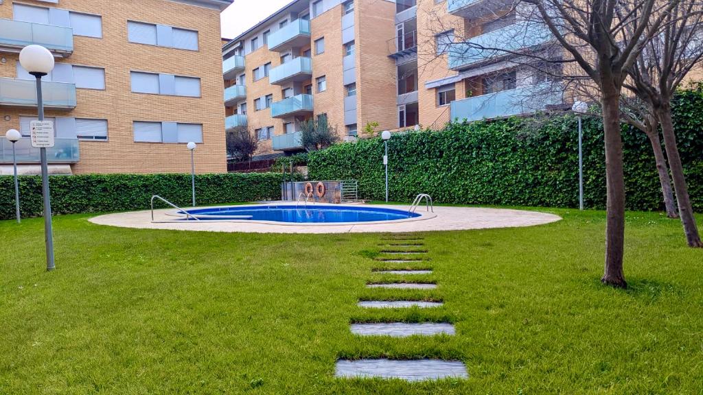 EVH127 Bajo con terraza y piscina comunitaria - 2