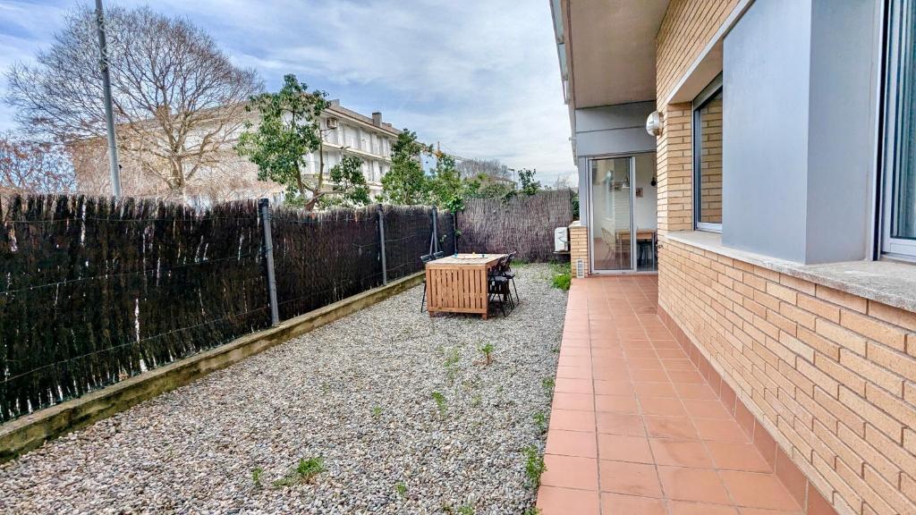 EVH127 Bajo con terraza y piscina comunitaria - 3
