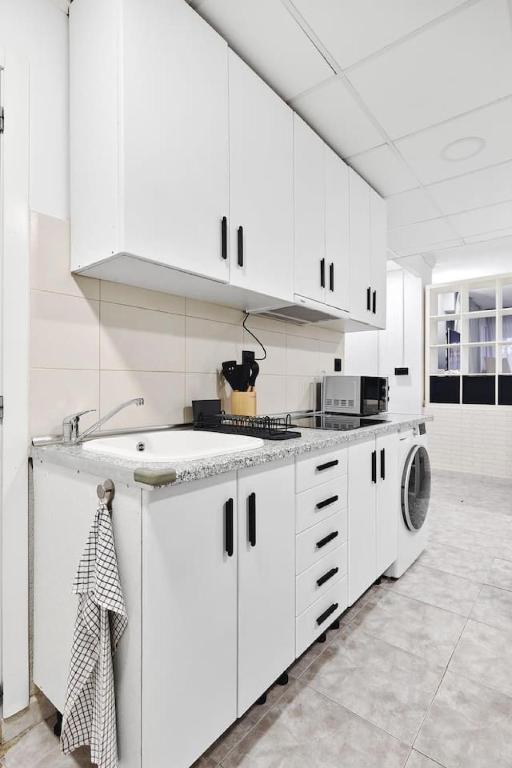 Modern Coastal Apartment Newly Renovated WiFi A.C - 3