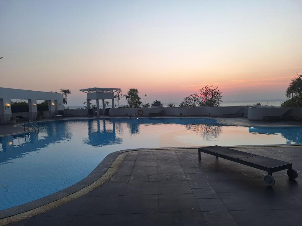 Swimming pool, Jomtien Plaza Condotel in Pattaya