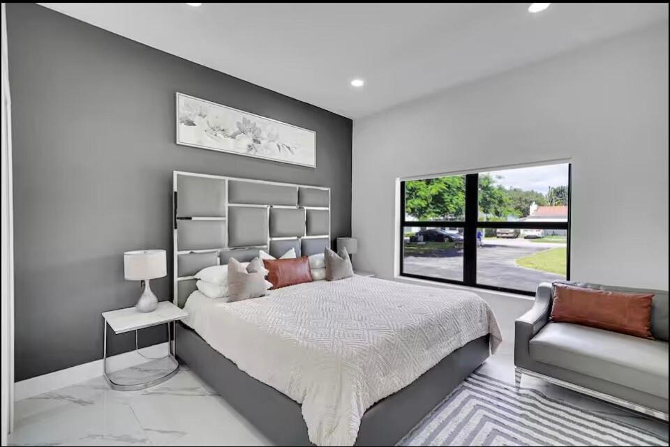 Modern Retreat in the Heart of Hollywood - 2