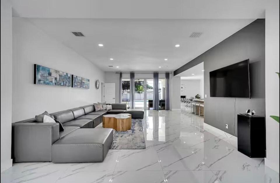 Modern Retreat in the Heart of Hollywood - 3