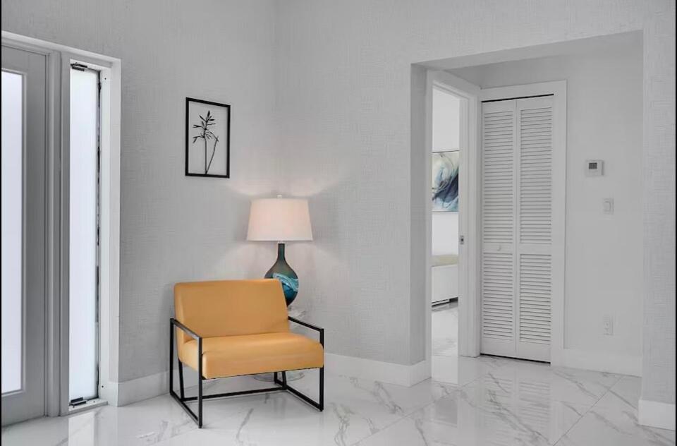 Modern Retreat in the Heart of Hollywood - 4