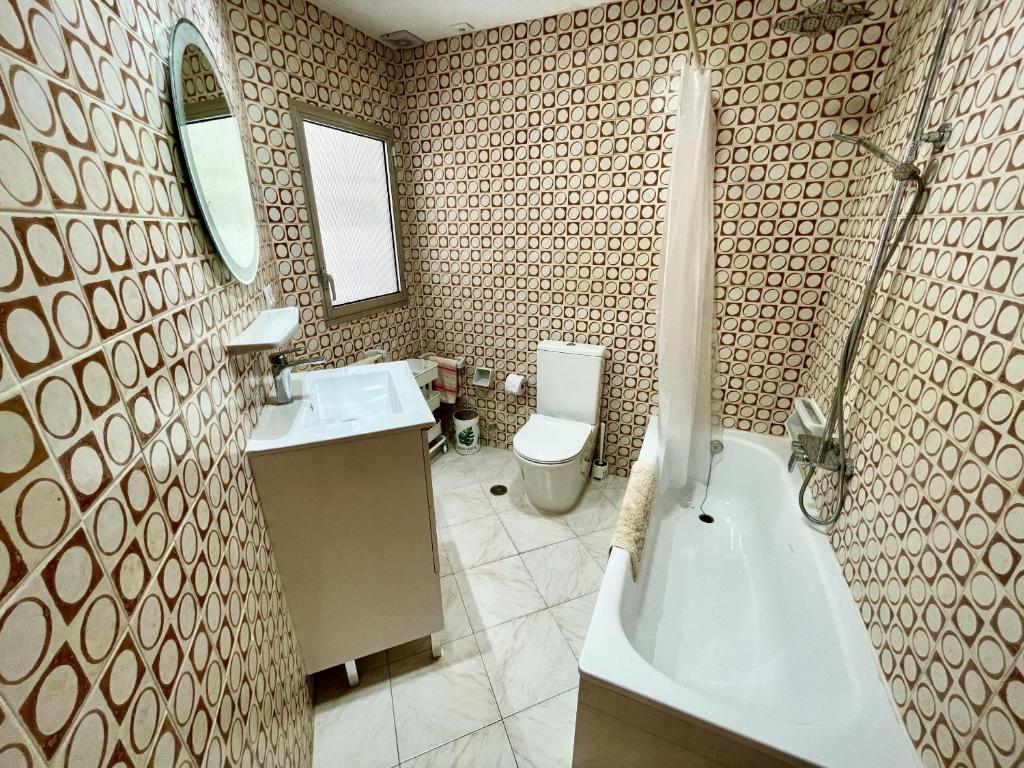 Beautiful 1 bedroom south facing apartment - 5