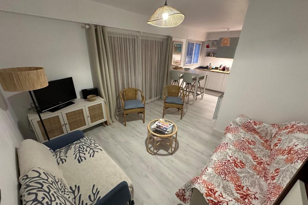 Studio with balcony - 2 min beach and AquaBaule - 4