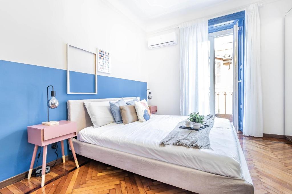 Elegant City Center Flat 5 Guests - M1 Metro - Fast Wi-Fi - AC & Balcony - 3