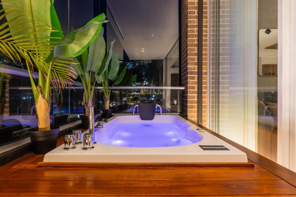 Skyline View, Private Jacuzzi, AC and King Bed - 4