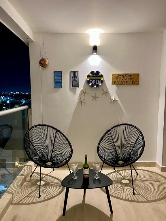 Lovely Suite steps away from the airport and beach - 4