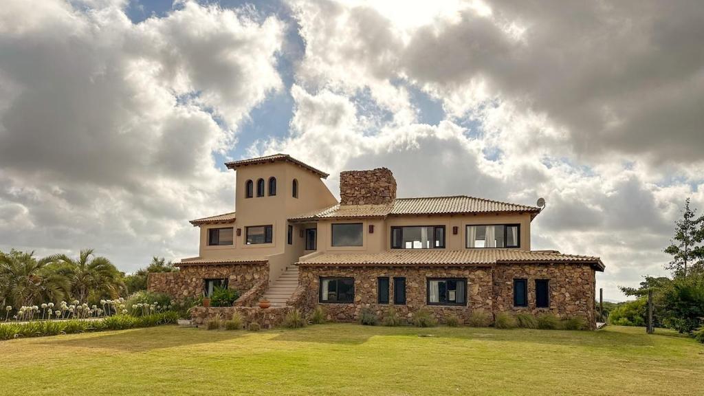 Hermosa Casa en El Quijote Chacras - 1
