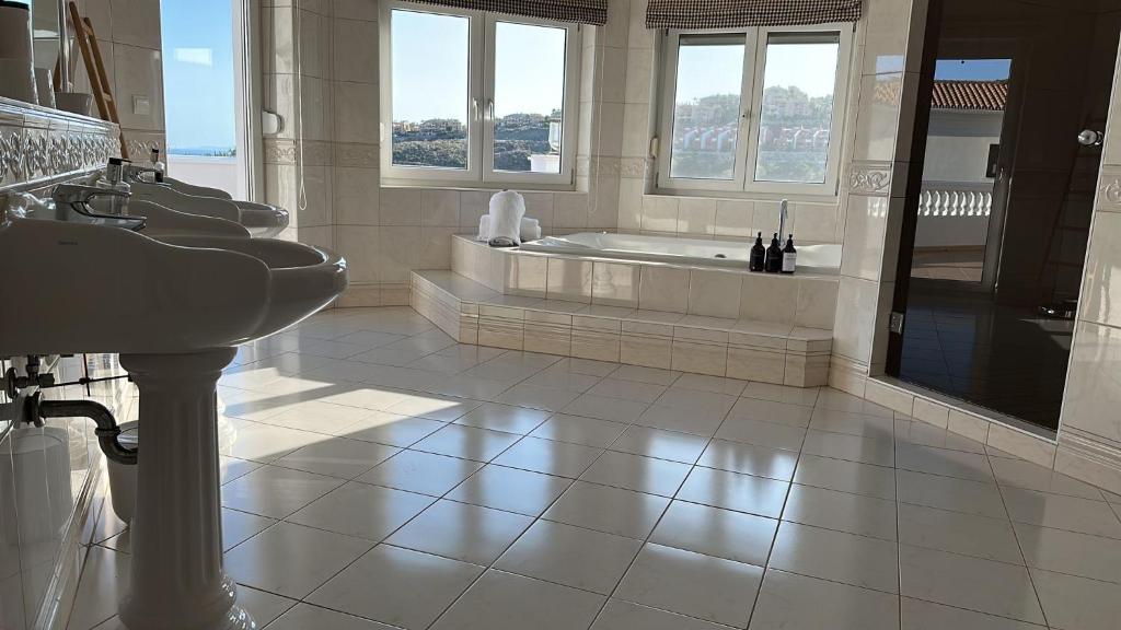 Pool - Sauna - Cinema - Hot Tub - Sleeps 10 - Pets - 2