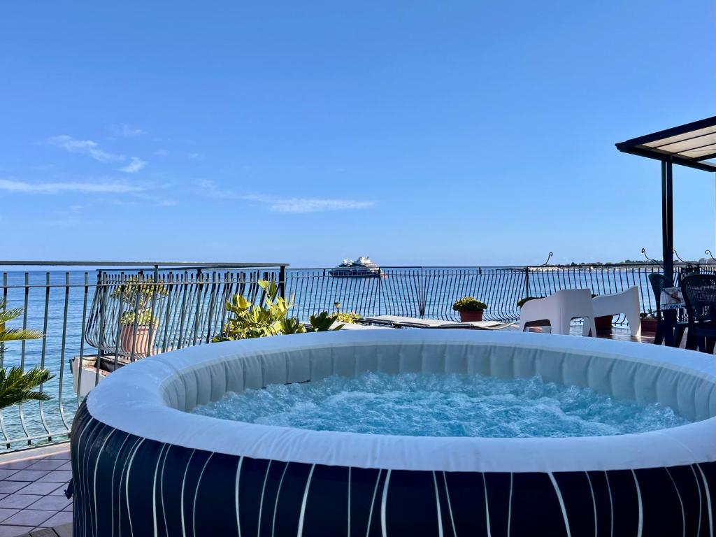 Miriam Sea Front Apartment Jacuzzi - 2
