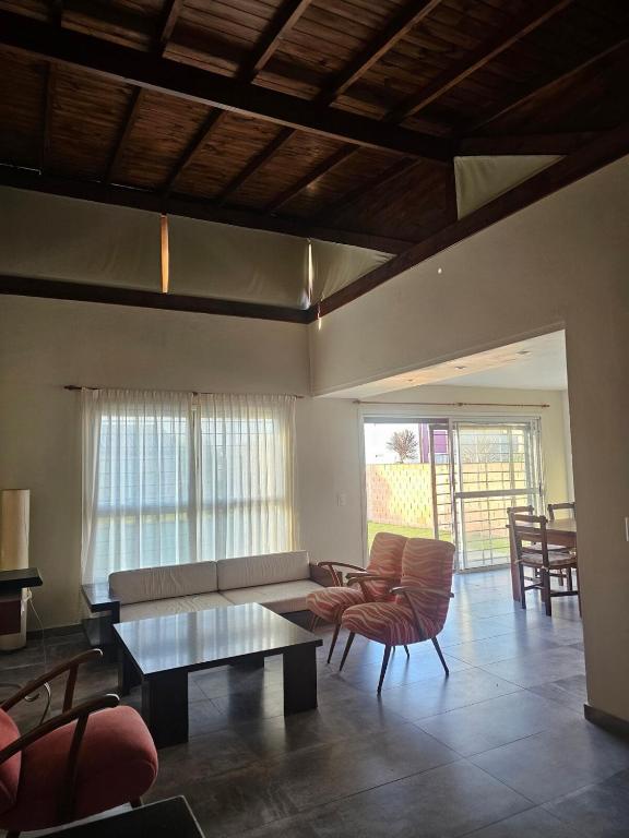 Casa con gran parque y parrilla en Balneario Camet Norte contrato temporal servicio de limpieza NO incluido - 1